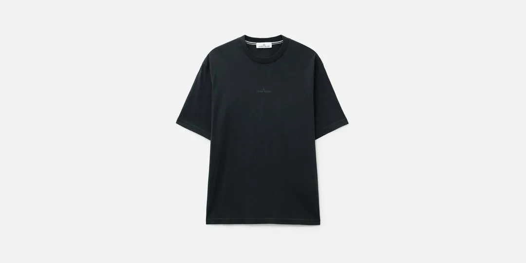 T-shirt noir simple avec col rond.