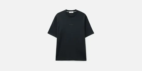 T-shirt noir simple avec col rond.