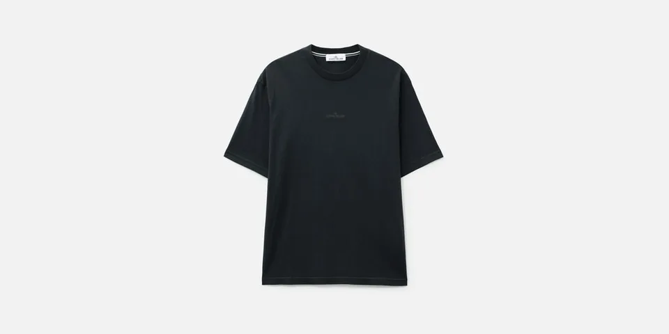 T-shirt noir simple avec col rond.