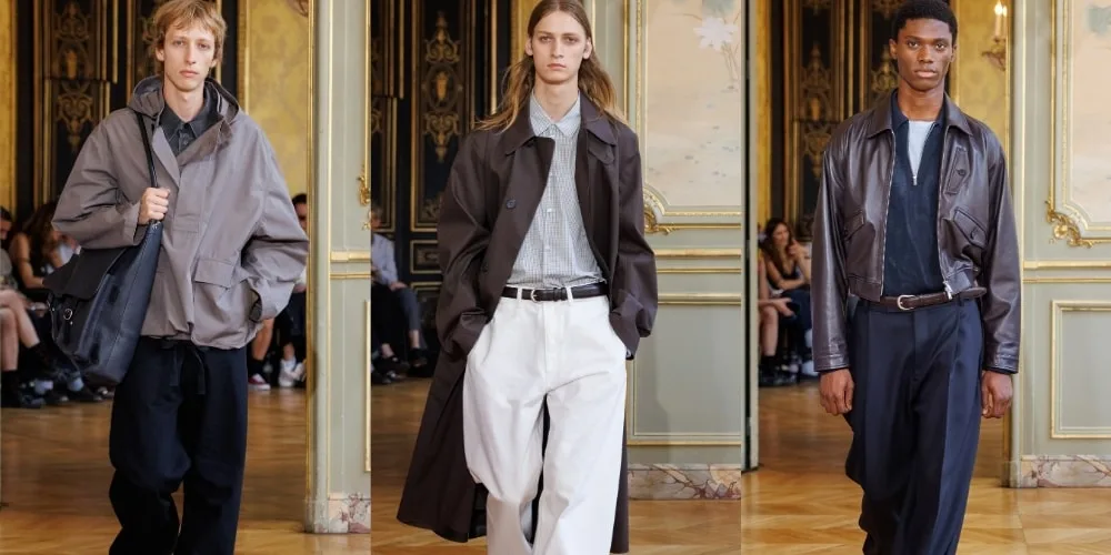 Défilé de mode dans une salle élégante avec des mannequins.