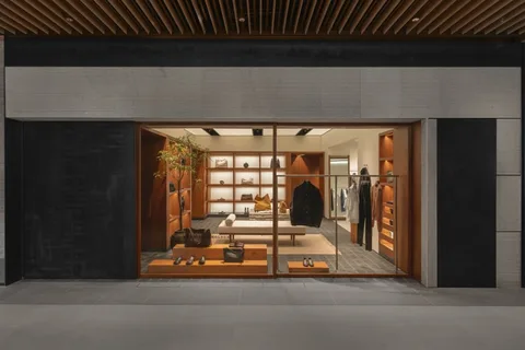 Façade de magasin moderne avec vêtements exposés.