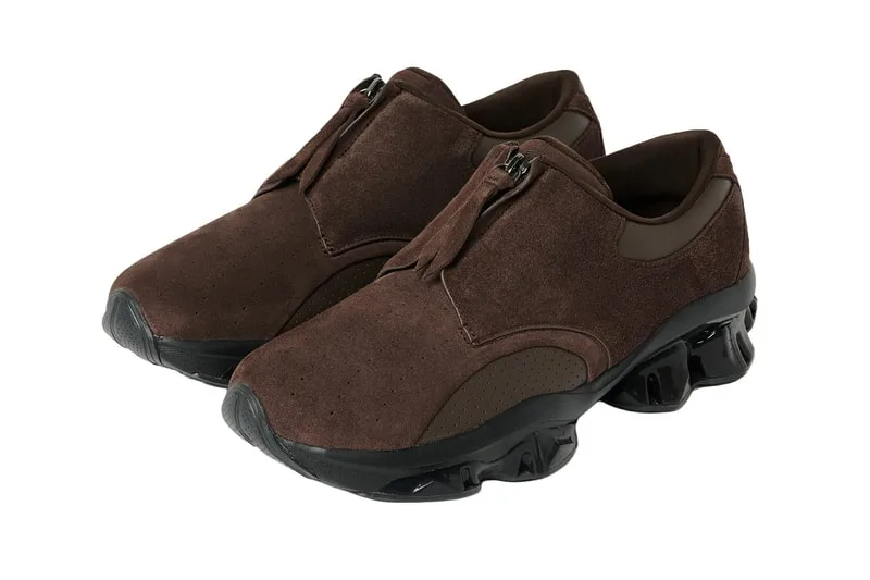 Chaussures marron avec semelles noires distinctives.