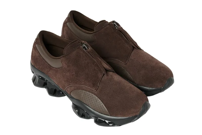 Chaussures marron avec semelle noire et fermeture éclair, style moderne.