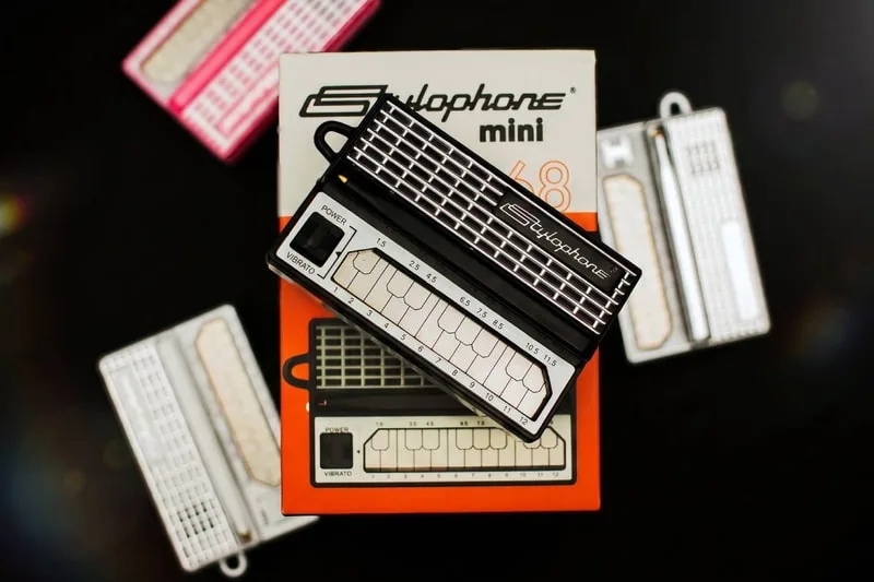 Synthétiseur Stylophone mini sur boîte.