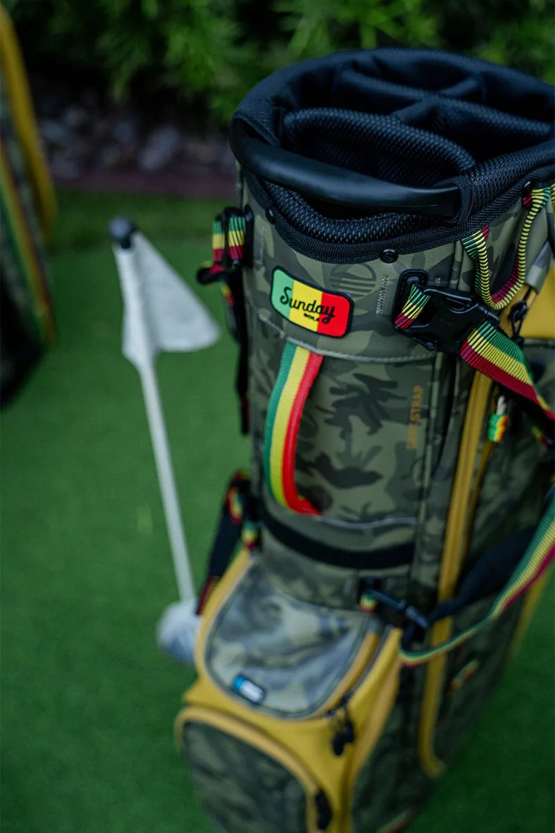 Sac de golf camouflage avec tissu et club de golf.