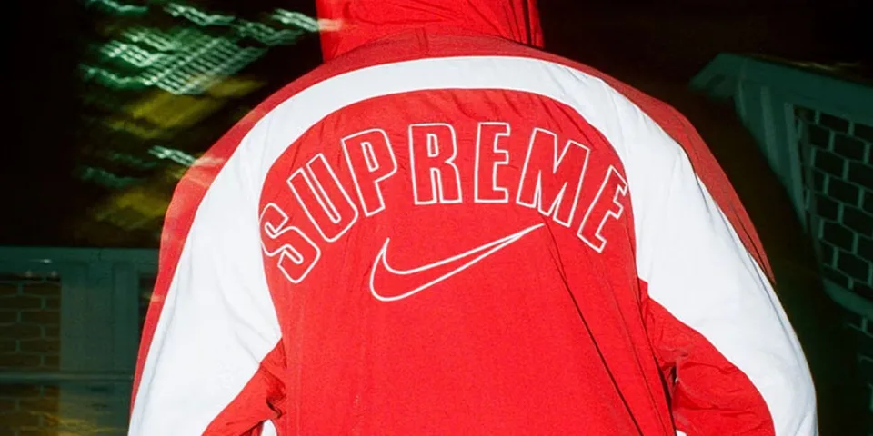 Veste rouge avec logo Supreme et Nike visible de dos.