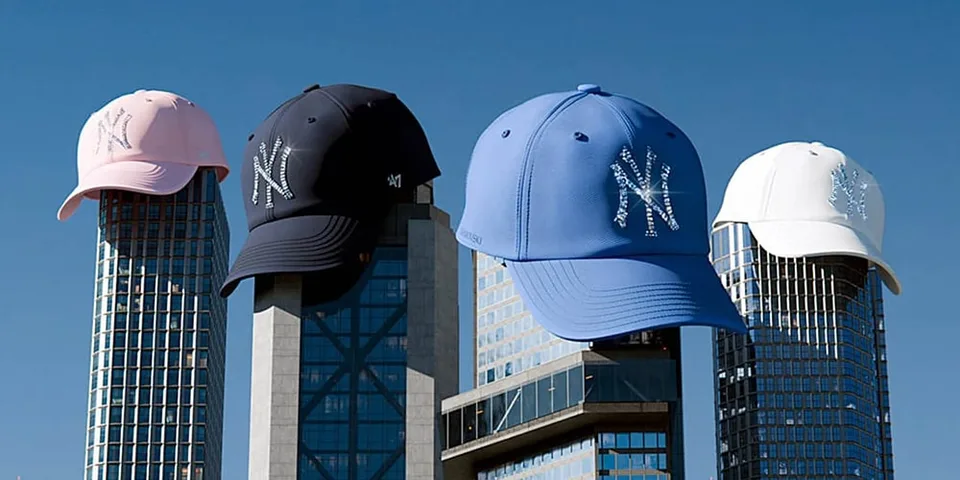 Quatre casquettes de différentes couleurs sur des bâtiments modernes.