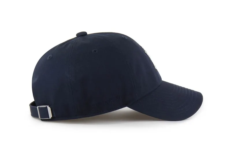 Casquette bleu marine avec sangle réglable à l'arrière.