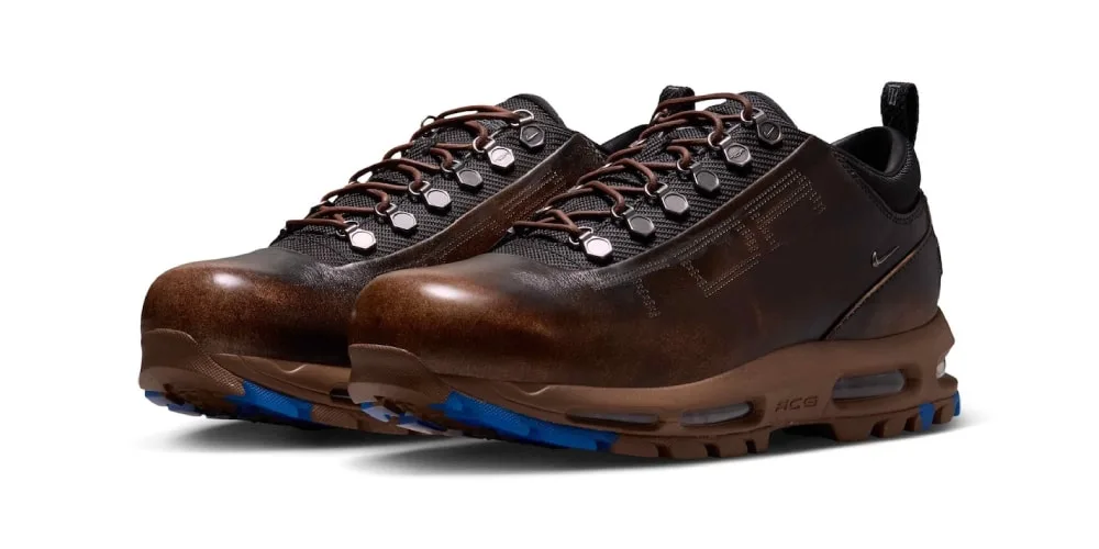 Chaussures marron et noires avec semelle en bleu et marron.