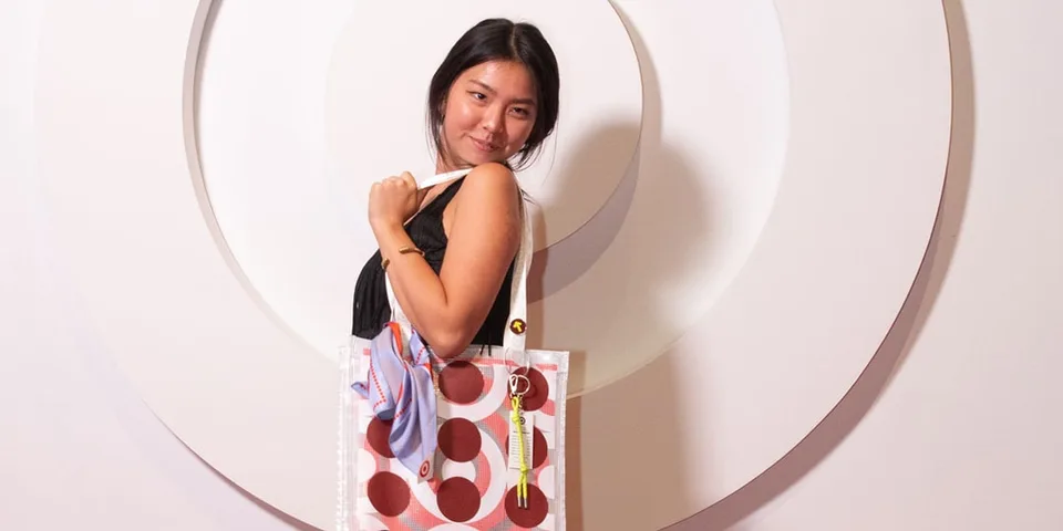 Femme avec un sac à pois et un foulard coloré.