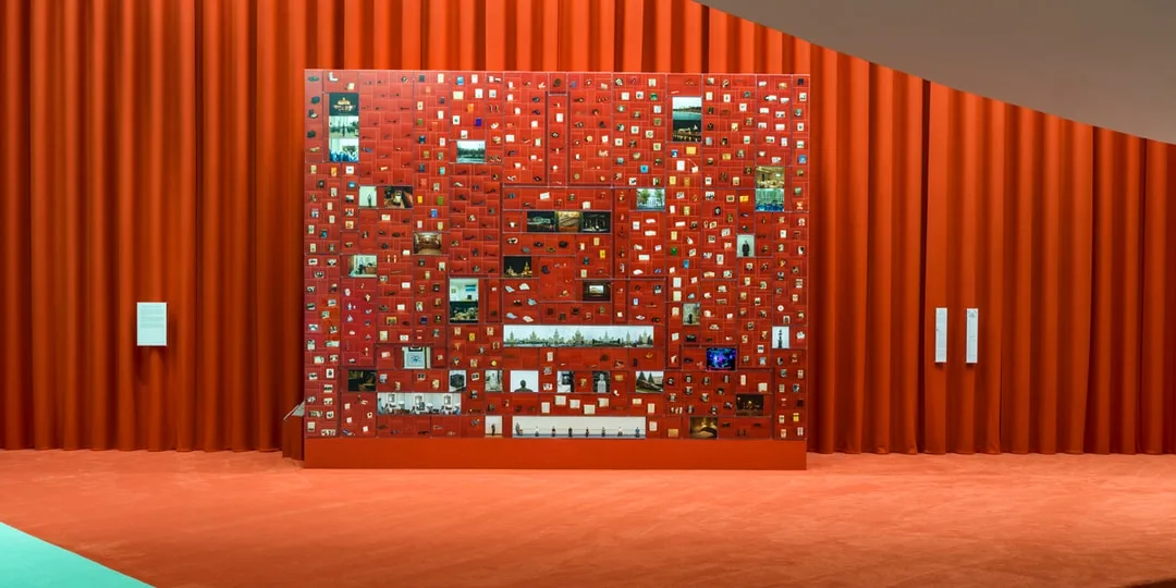 Mur rouge avec collection de photos carrées, intérieur artistique.