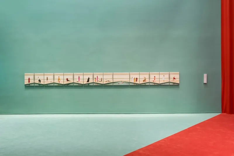 Installations sur mur vert avec sol rouge.