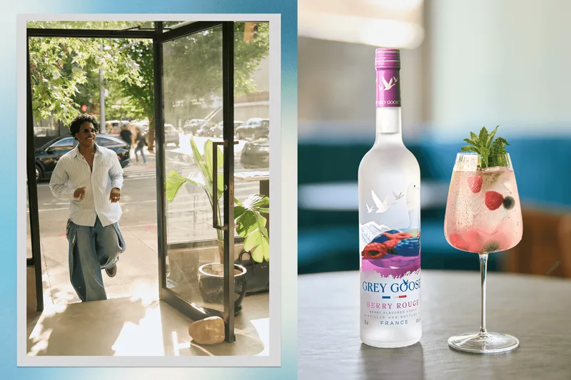 Bar à cocktails avec bouteille et verre de Grey Goose Berry Rouge, personne entrant