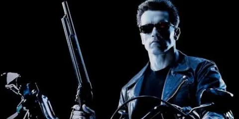 Homme en cuir sur une moto avec lunettes de soleil et fusil.
