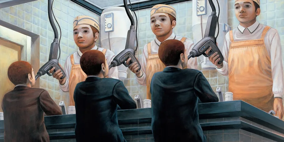 Homme devant miroir, reflet en fast-food, perceuse à la main.