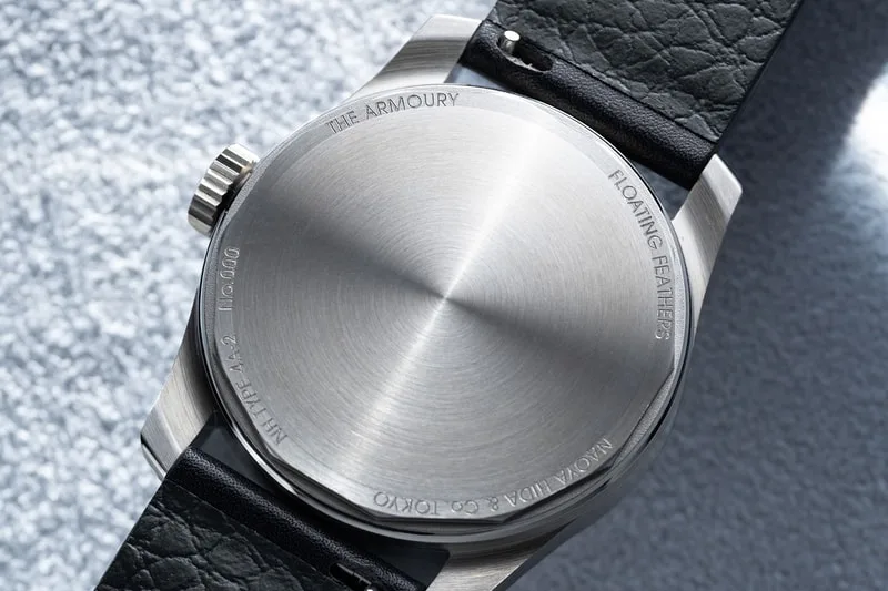 Dos d'une montre avec bracelet en cuir noir.