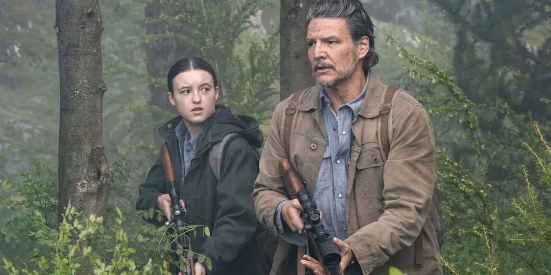 Un homme et une femme dans la forêt, tenant des armes.