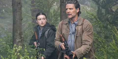 Un homme et une femme dans la forêt, tenant des armes.