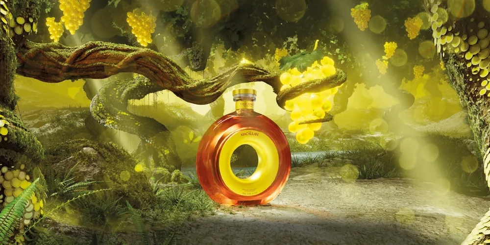 Flacon de parfum dans une forêt magique avec raisins dorés