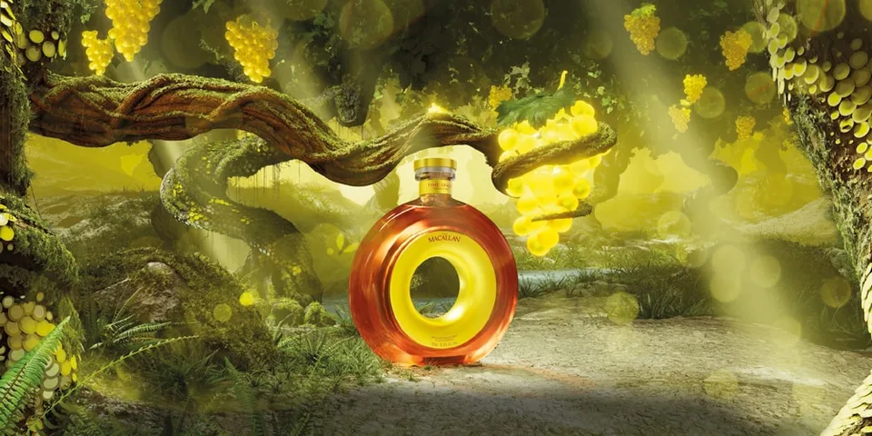 Flacon de parfum dans une forêt magique avec raisins dorés