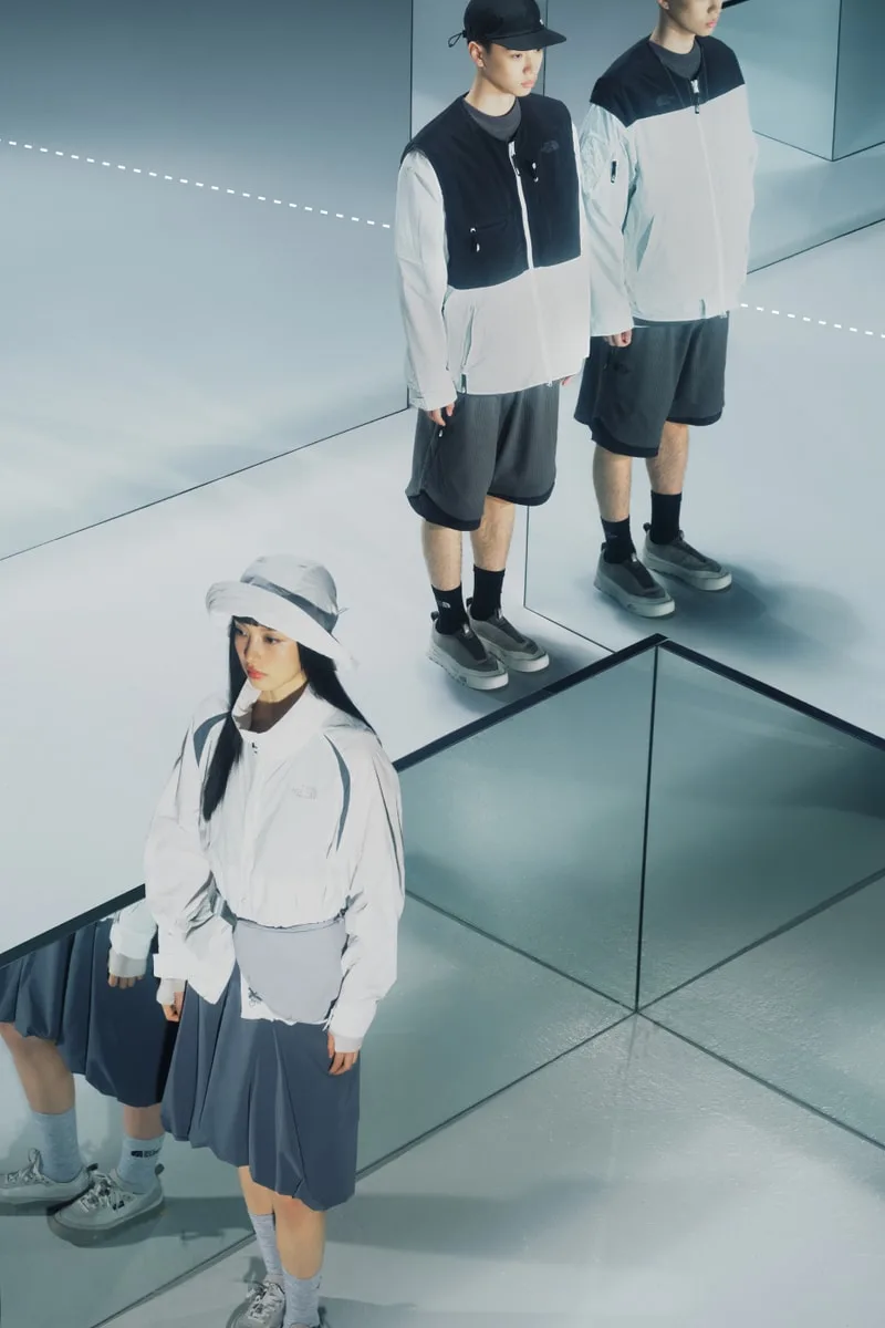 Personnes en vêtements modernes avec reflets miroirs.