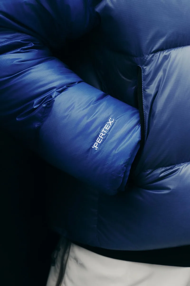 Gros plan sur la doudoune réversible Pertex Nuptse de The North Face