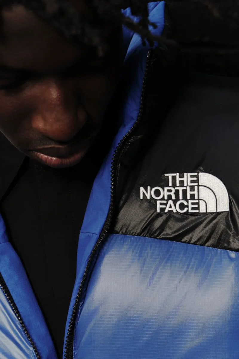 Gros plan sur la doudoune réversible Pertex Nuptse de The North Face