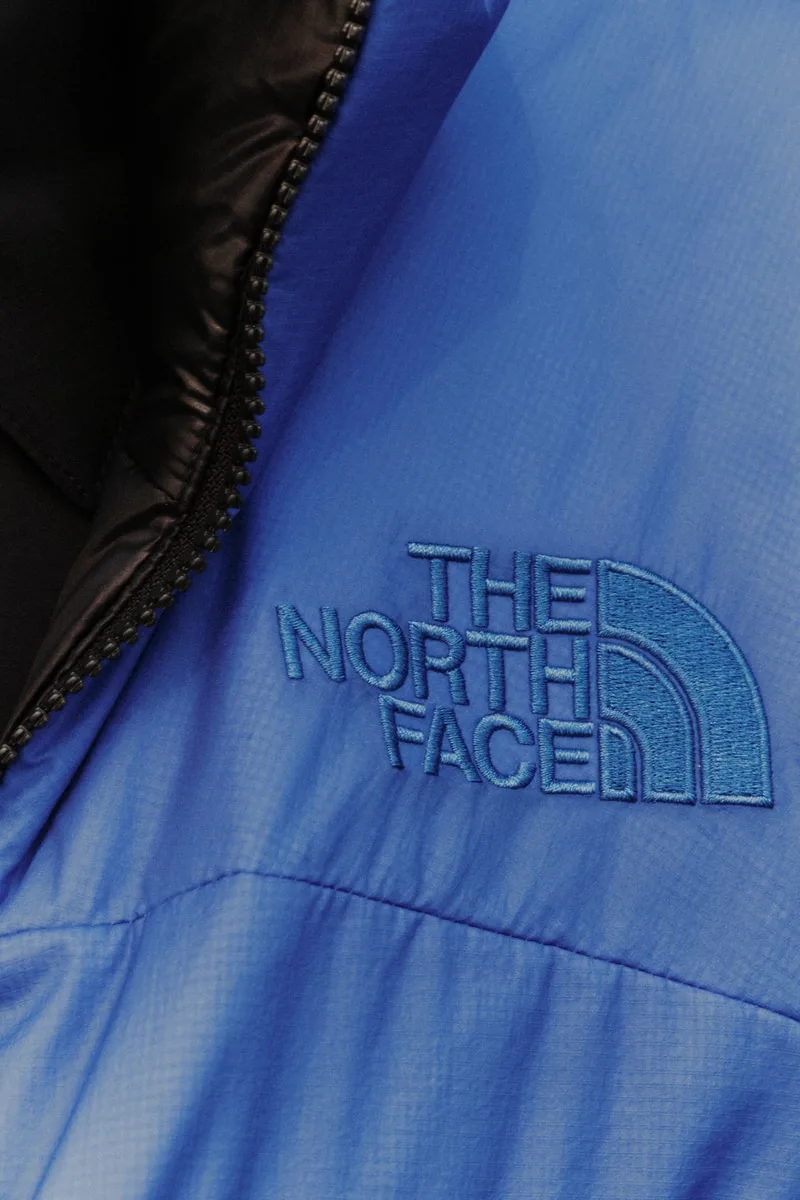 Gros plan sur la doudoune réversible Pertex Nuptse de The North Face