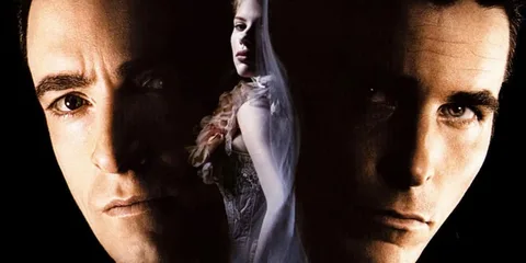 Affiche sombre montrant deux visages d’hommes encadrant une femme en robe de mariée.