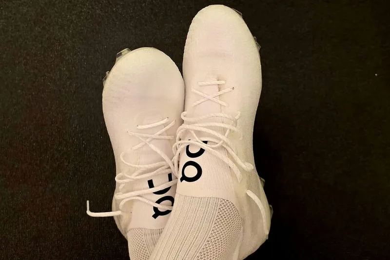 Paires de chaussures blanches sur fond noir.