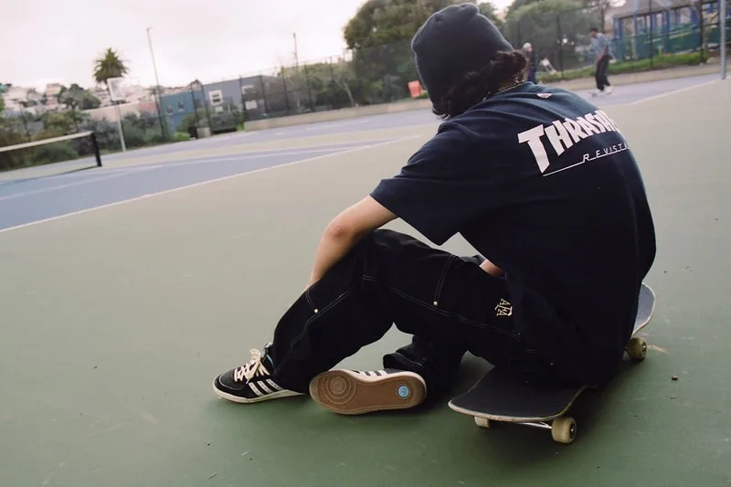 Personne assise sur un skate sur un court de tennis