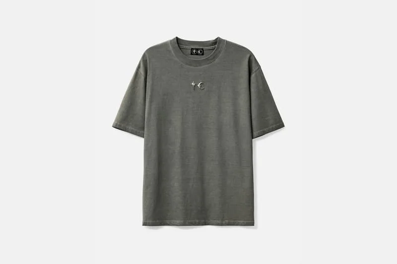 T-shirt gris avec motif croix sur le devant.