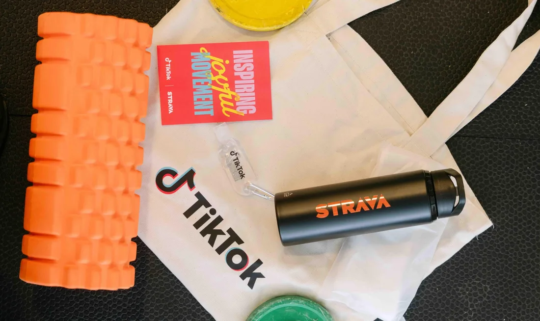 Articles TikTok avec rouleau en mousse, bouteille d'eau et tote bag.
