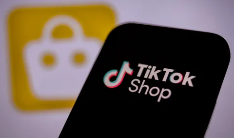 Application TikTok Shop sur un écran de smartphone devant un logo jaune.