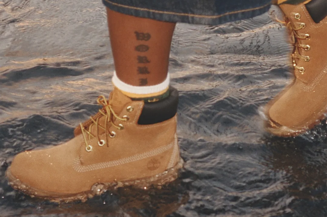 Bottes en cuir marron marchant dans l'eau.