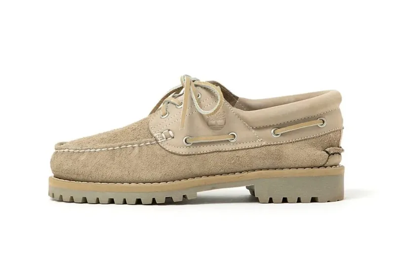 Chaussure bateau en daim beige avec semelle crantée