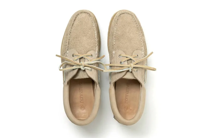 Chaussures bateau beige en daim avec lacets.