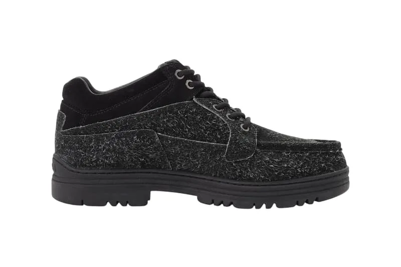 Chaussure noire texturée avec semelle robuste, vue latérale.