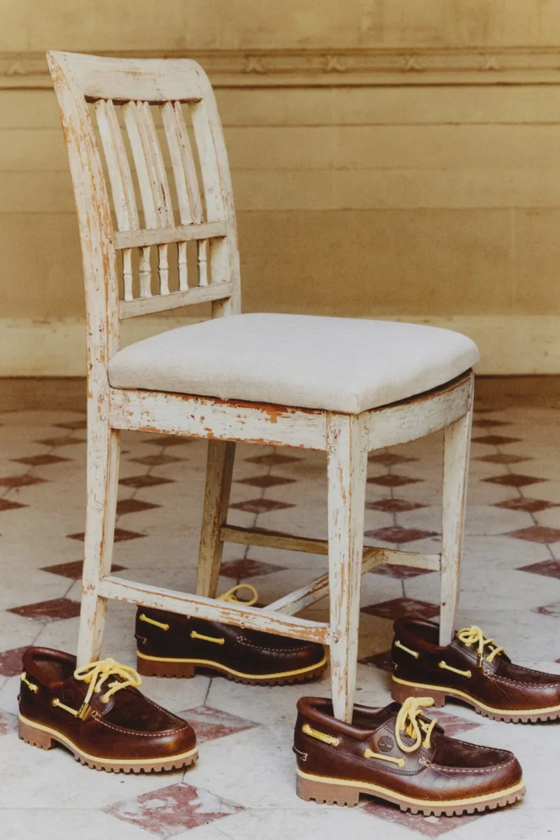 Chaise usée sur carrelage, avec deux paires de mocassins marrons avec lacets jaunes