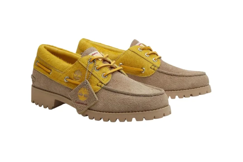 Chaussures bateau beige et jaune avec semelle crantée Timberland.