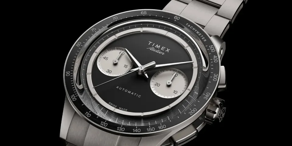 Montre automatique avec cadran noir et argenté, marque Timex visible.