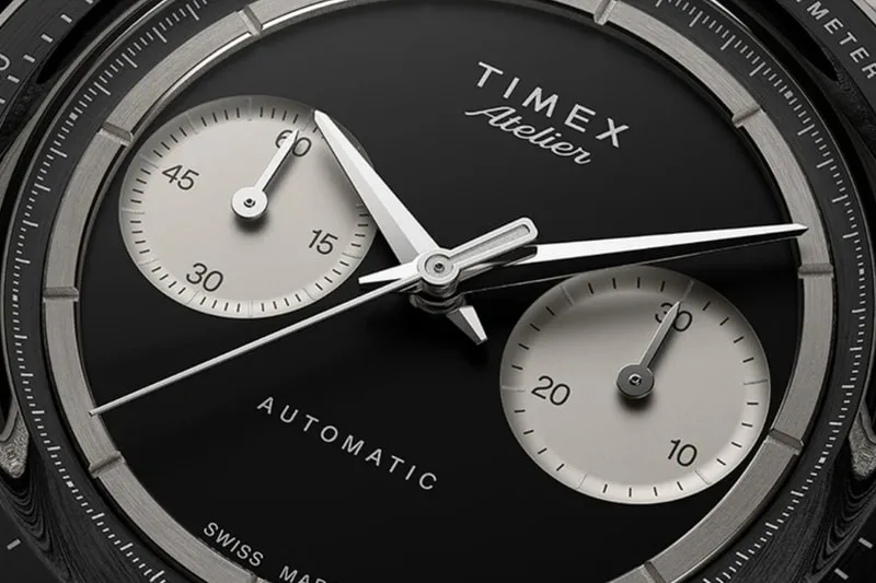 Gros plan d'une montre Timex Atelier avec deux sous-cadrans sur fond noir.
