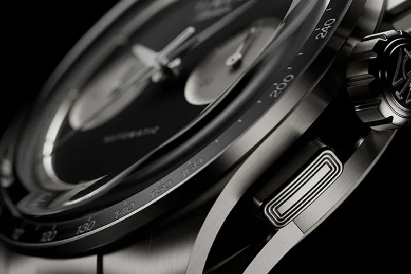 Gros plan d'une montre avec cadran noir et détails métalliques.
