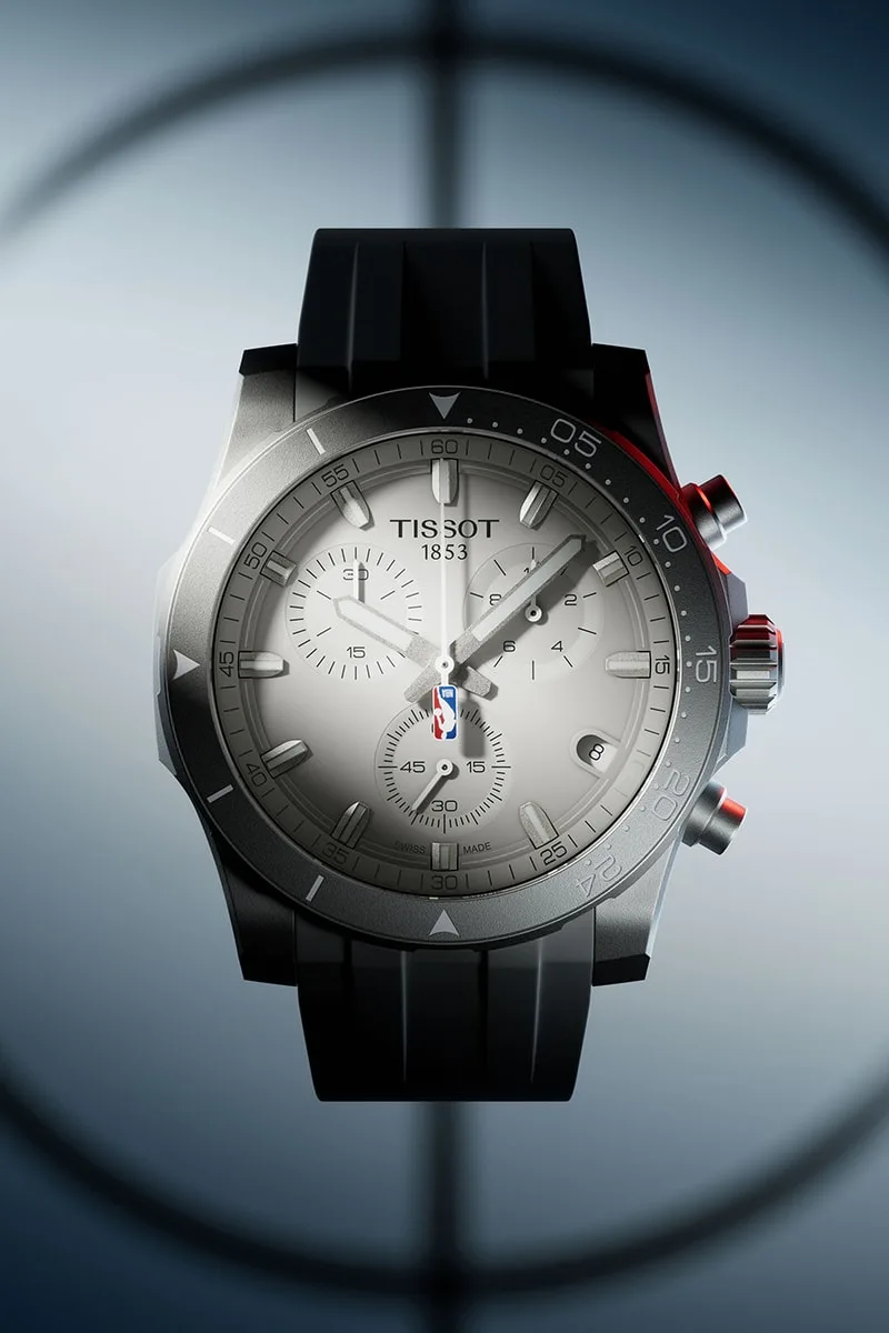 Montre argentée avec bracelet noir et chronomètre, cadran blanc.