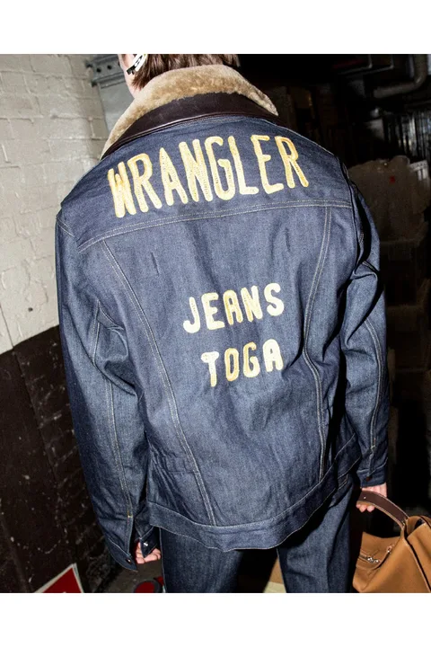 Veste en jean Wrangler avec écrit 'Jeans Toga' au dos.