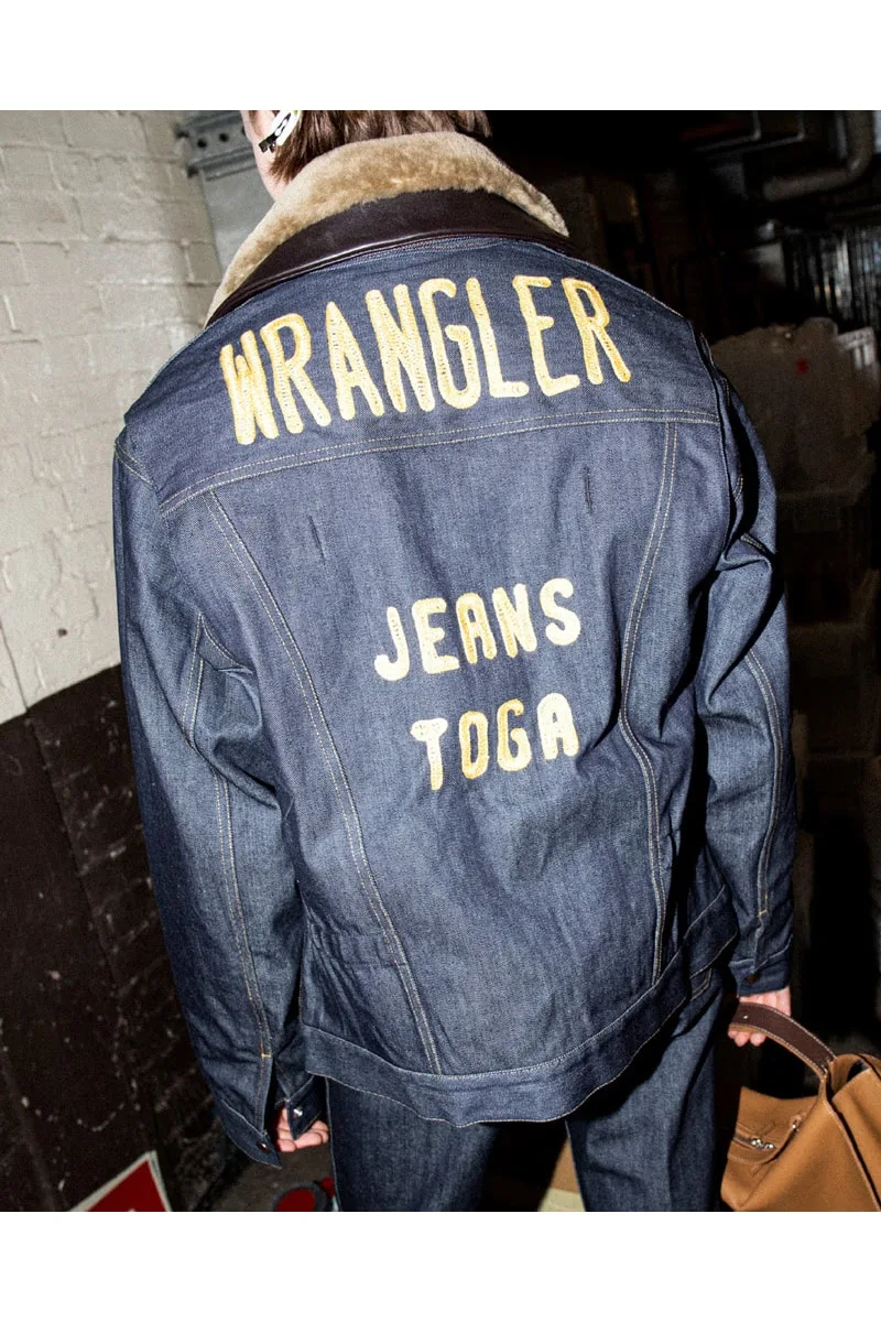 Veste en jean Wrangler avec écrit 'Jeans Toga' au dos.