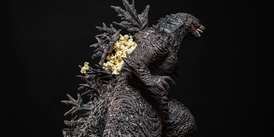 Figurine monstre noir avec du pop-corn sur le dos.