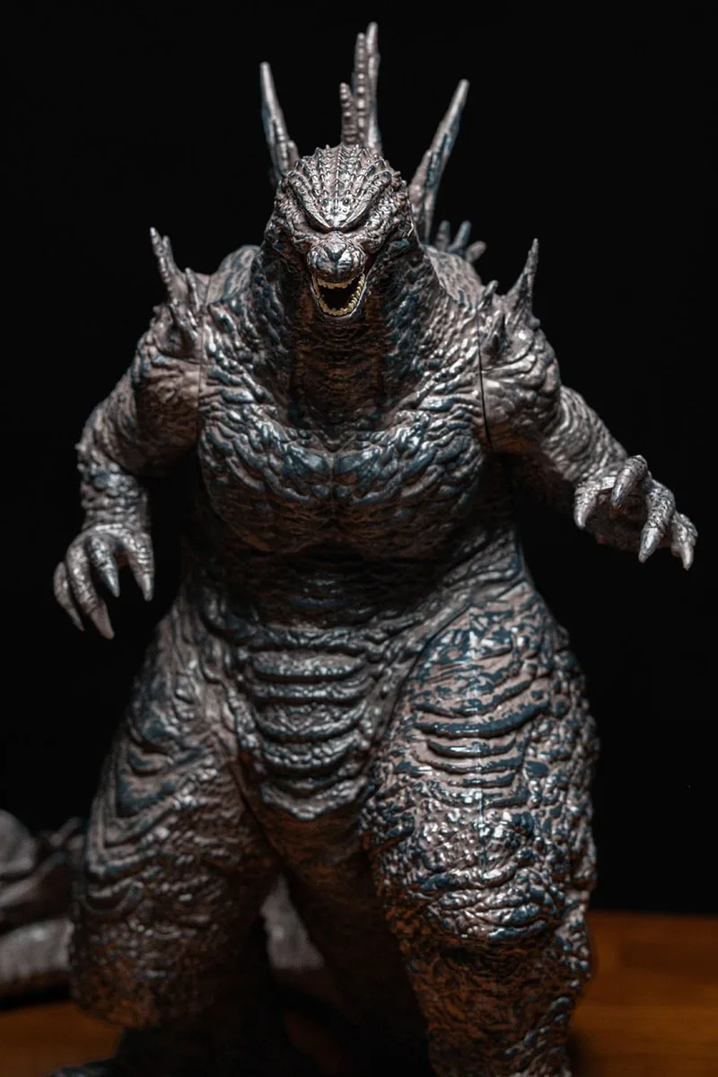 Figurine de monstre détaillée avec texture écailleuse et allure imposante.