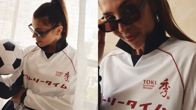 Personne avec un ballon de football, portant un pull blanc avec des lunettes.