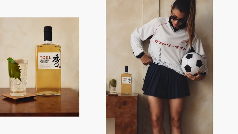 Bouteille de whisky avec femme en tenue de sport tenant un ballon de football.